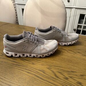 On Cloud running shoes. Sz 9